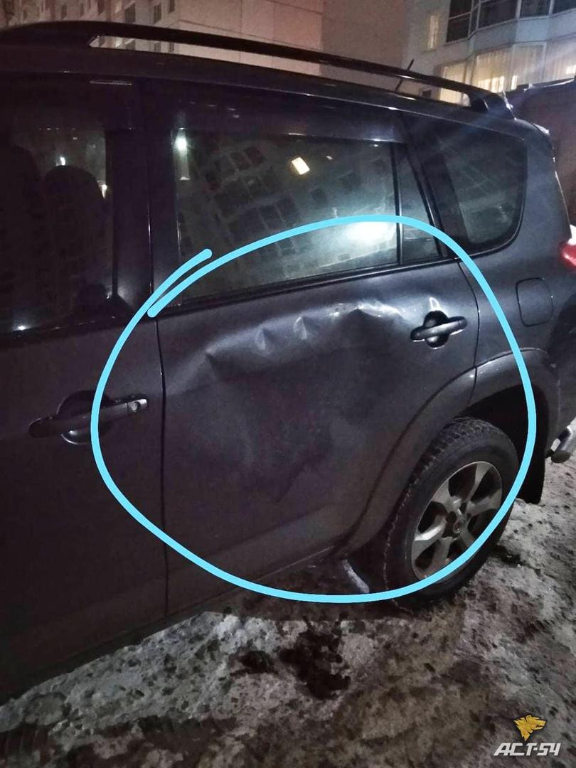 Фото В Новосибирске прохожий разбил более десятка автомобилей на парковке 3
